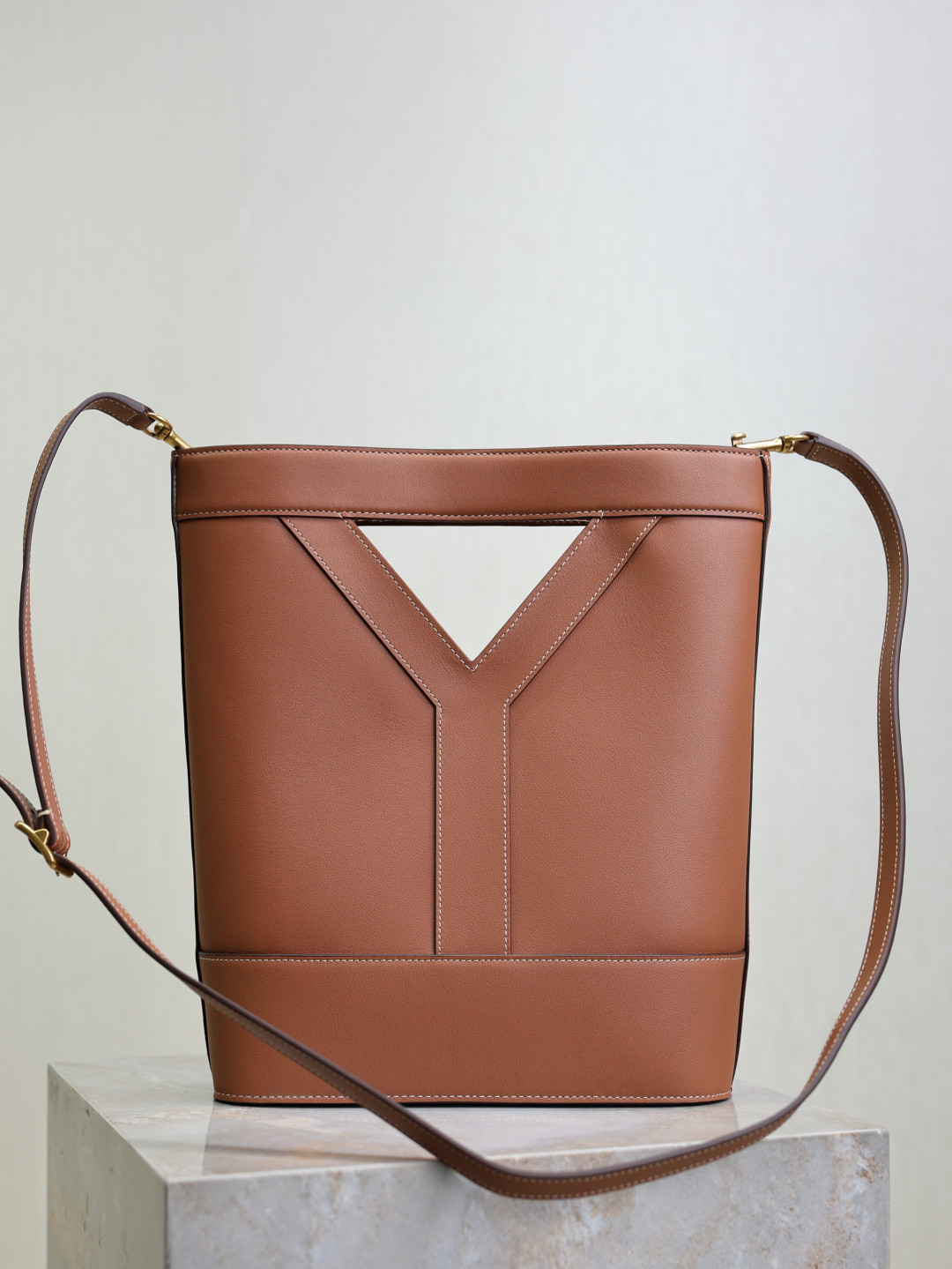 Y51 Y small bucket in leather 23x29.5x3-8.5cm