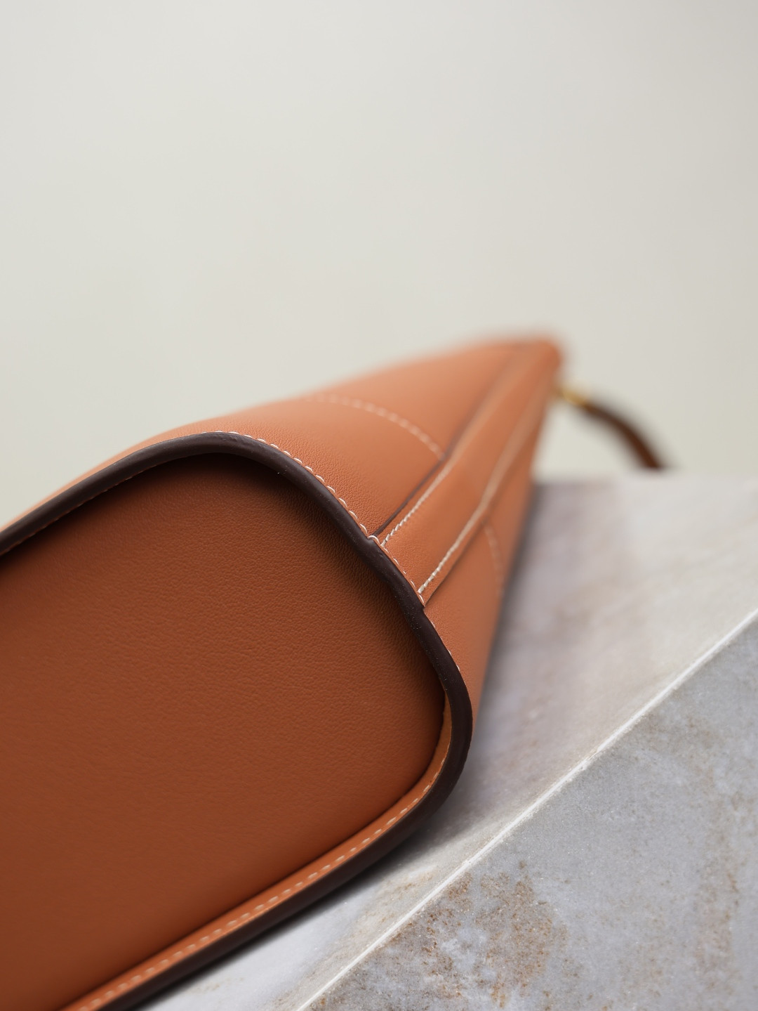 Y51 Y small bucket in leather 23x29.5x3-8.5cm