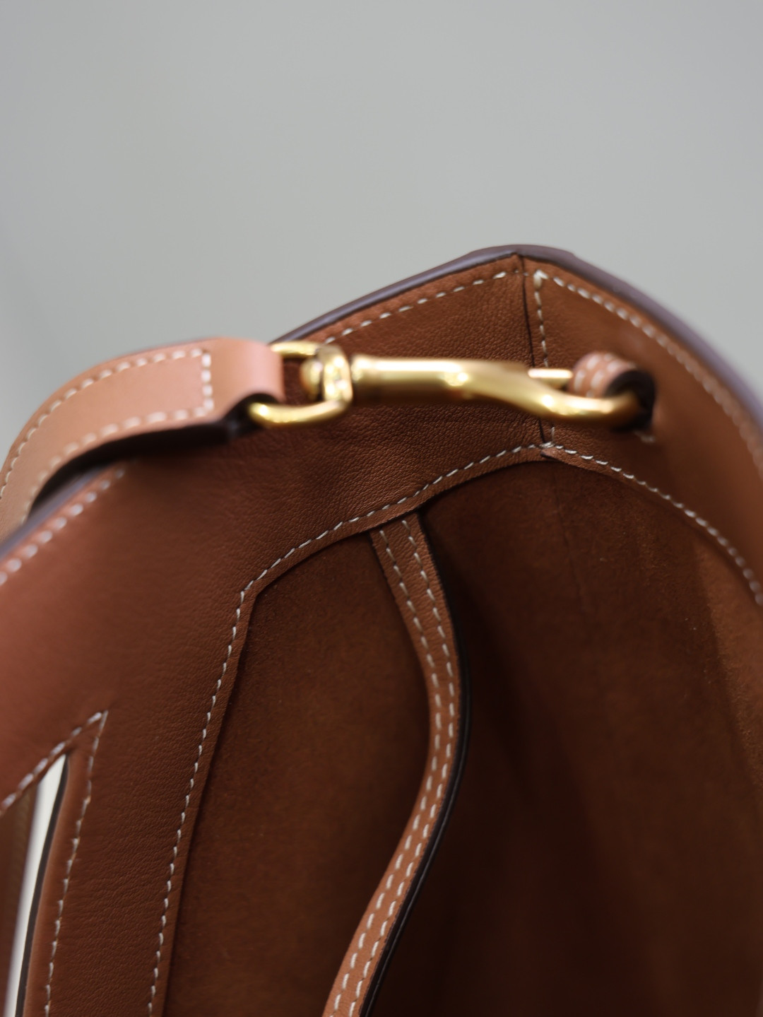 Y51 Y small bucket in leather 23x29.5x3-8.5cm