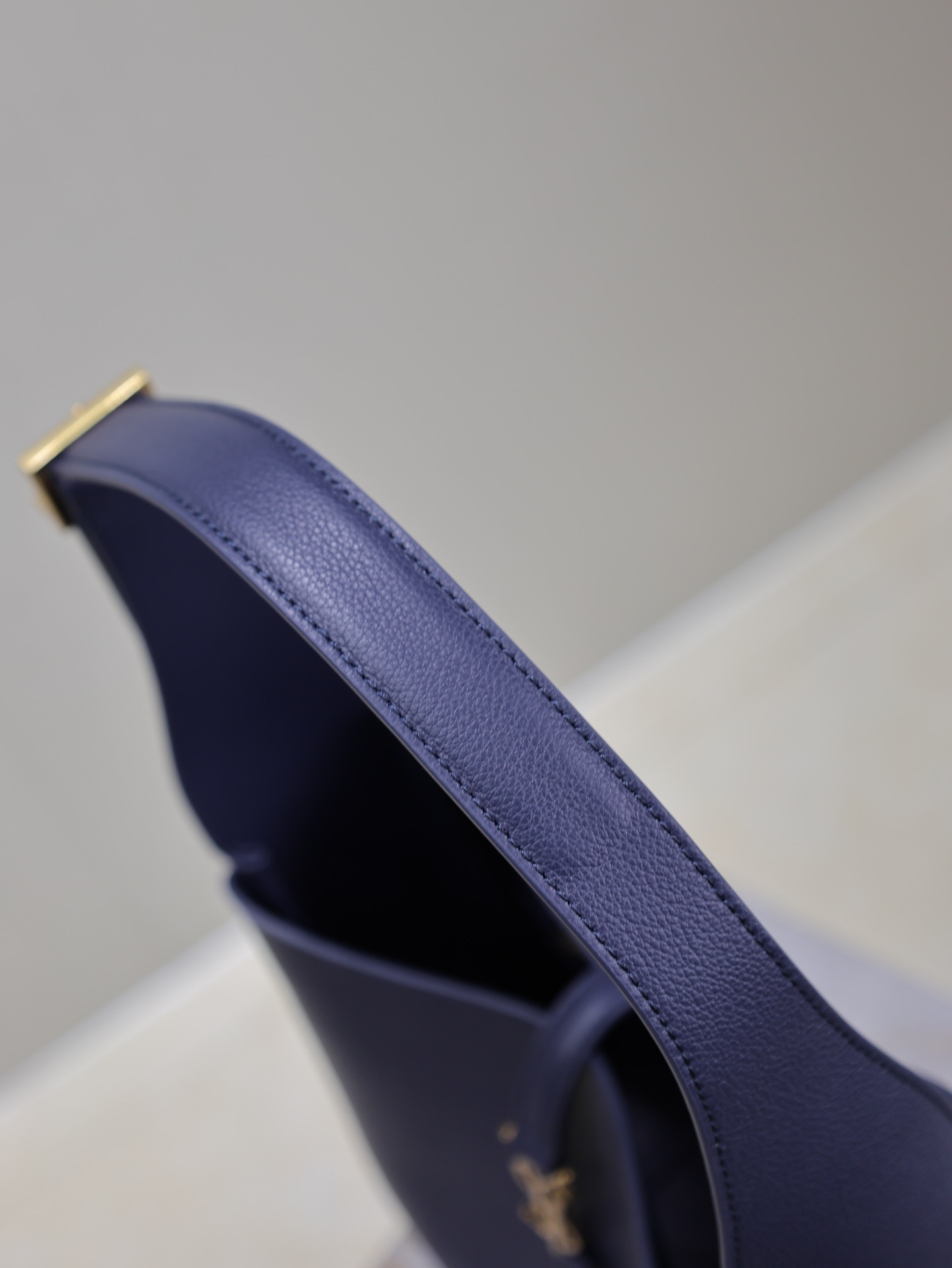 Y51 LE 5 À 7 S*pple small IN GRAINED LEATHER 23x22x8.5cm