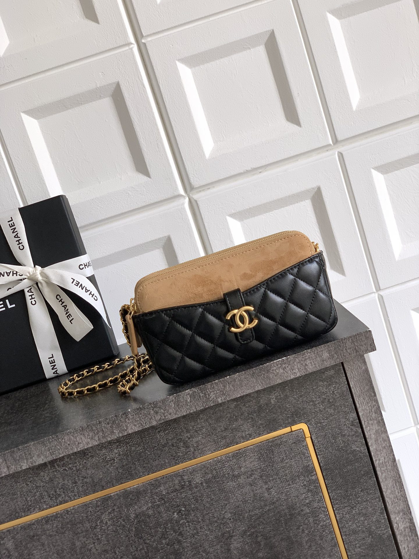 Ch**el Zipped Phone Holder With Chain AP4743 10x18x3cm