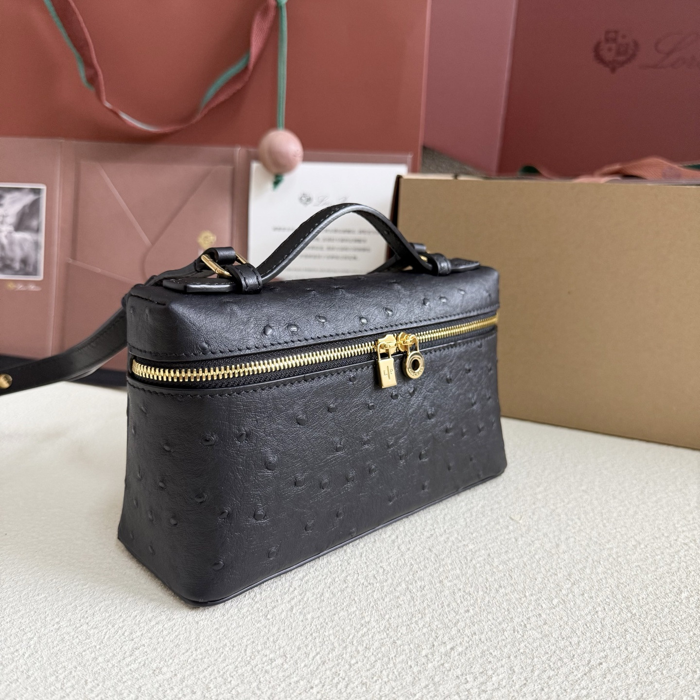 L0r0 P1ana Extra Pocket L19 Ostrich-grained Leather 11 x 19 x 6.5 cm