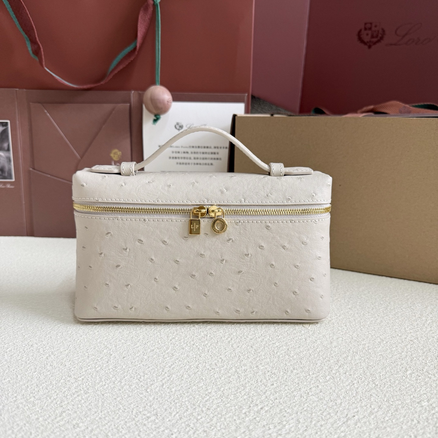 L0r0 P1ana Extra Pocket L19 Ostrich-grained Leather 11 x 19 x 6.5 cm