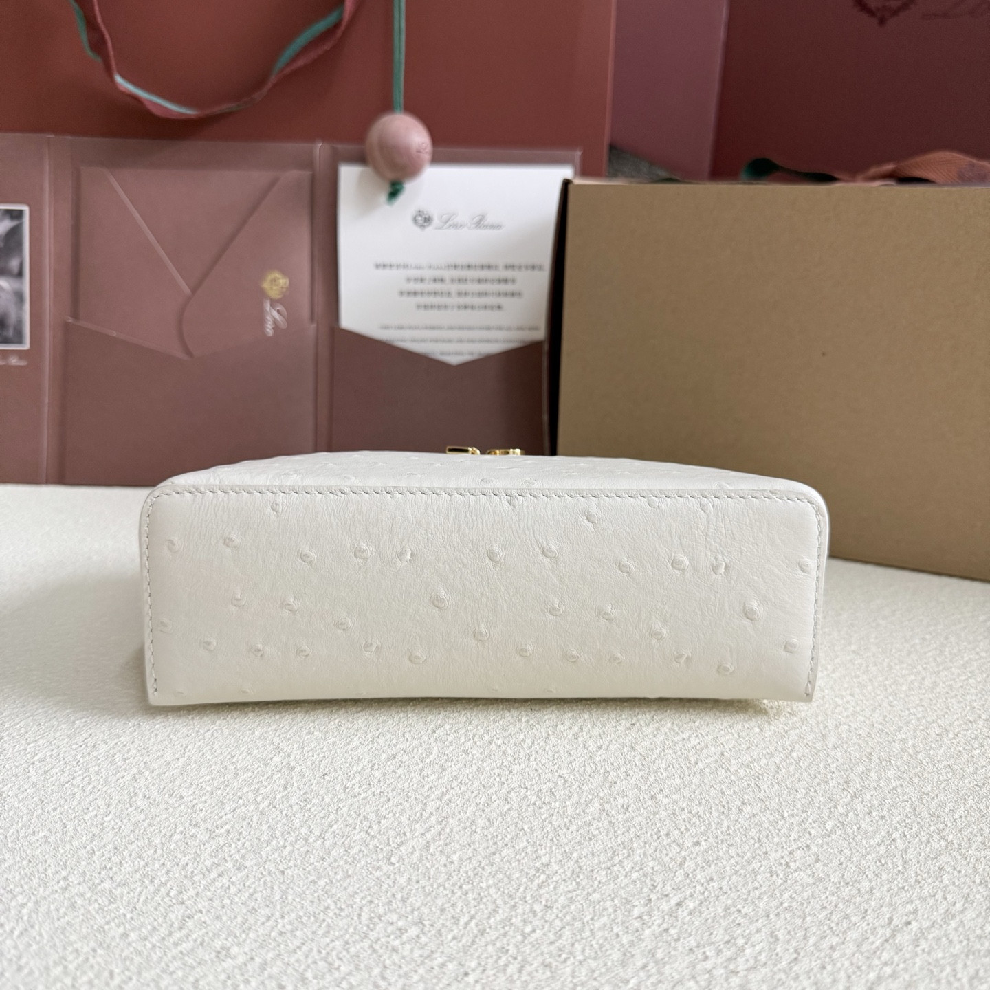 L0r0 P1ana Extra Pocket L19 Ostrich-grained Leather 11 x 19 x 6.5 cm