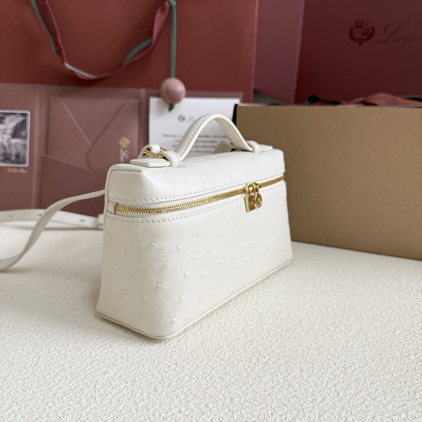 L0r0 P1ana Extra Pocket L19 Ostrich-grained Leather 11 x 19 x 6.5 cm