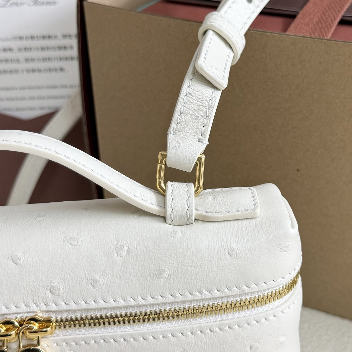 L0r0 P1ana Extra Pocket L19 Ostrich-grained Leather 11 x 19 x 6.5 cm