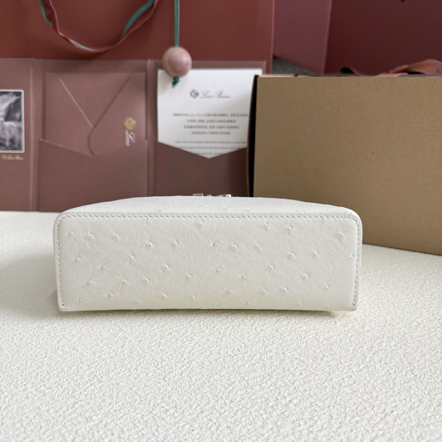 L0r0 P1ana Extra Pocket L19 Ostrich-grained Leather 11 x 19 x 6.5 cm