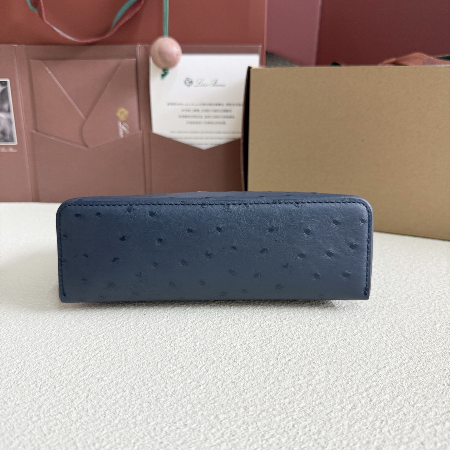 L0r0 P1ana Extra Pocket L19 Ostrich-grained Leather 11 x 19 x 6.5 cm