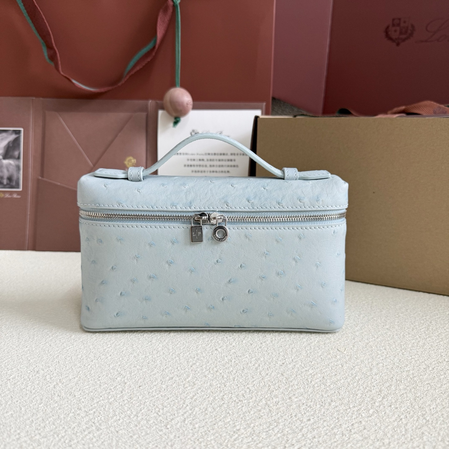 L0r0 P1ana Extra Pocket L19 Ostrich-grained Leather 11 x 19 x 6.5 cm