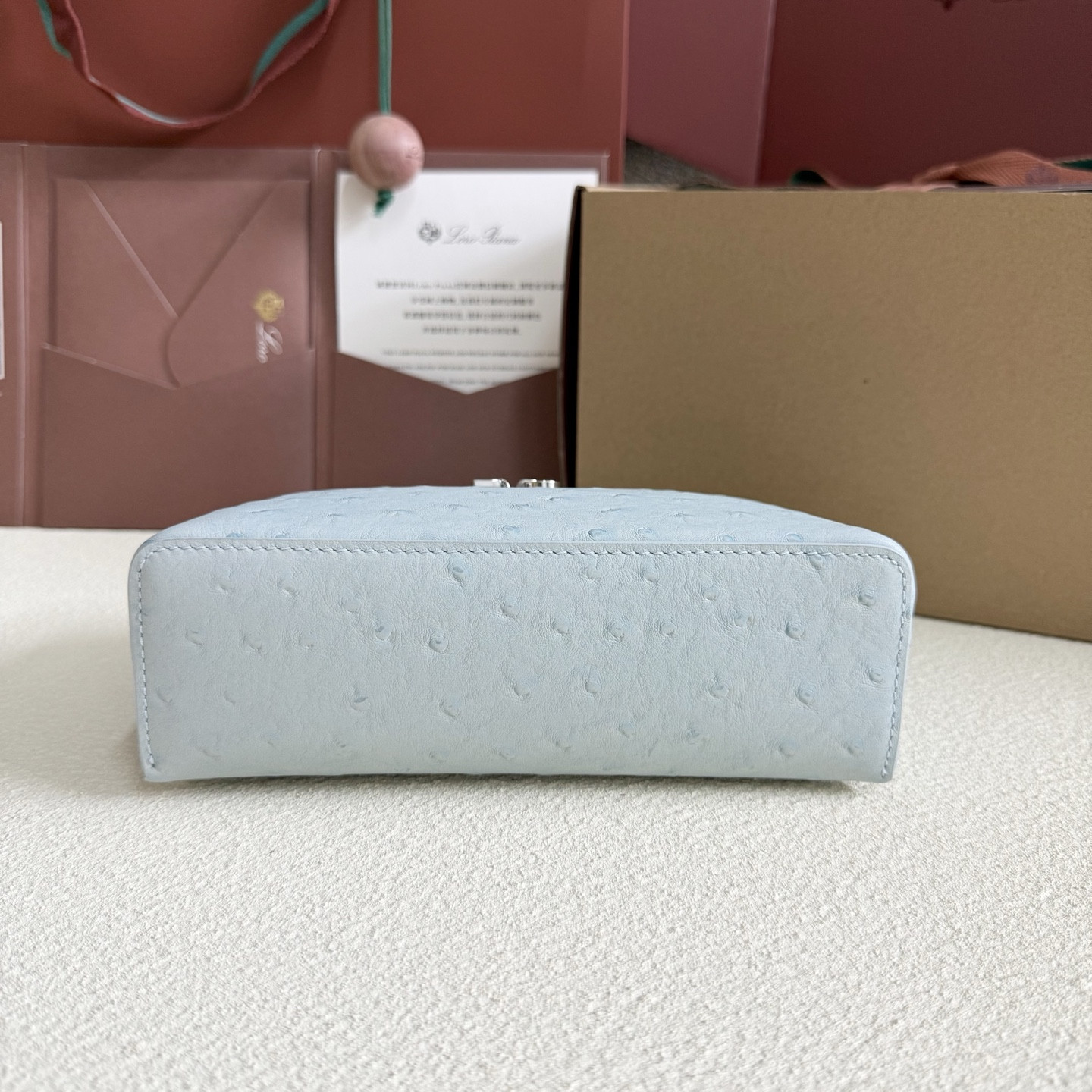 L0r0 P1ana Extra Pocket L19 Ostrich-grained Leather 11 x 19 x 6.5 cm