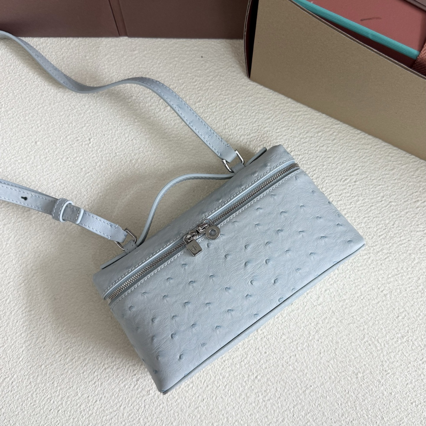 L0r0 P1ana Extra Pocket L19 Ostrich-grained Leather 11 x 19 x 6.5 cm