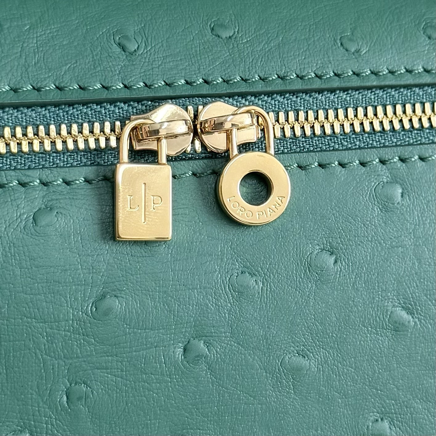 L0r0 P1ana Extra Pocket L19 Ostrich-grained Leather 11 x 19 x 6.5 cm