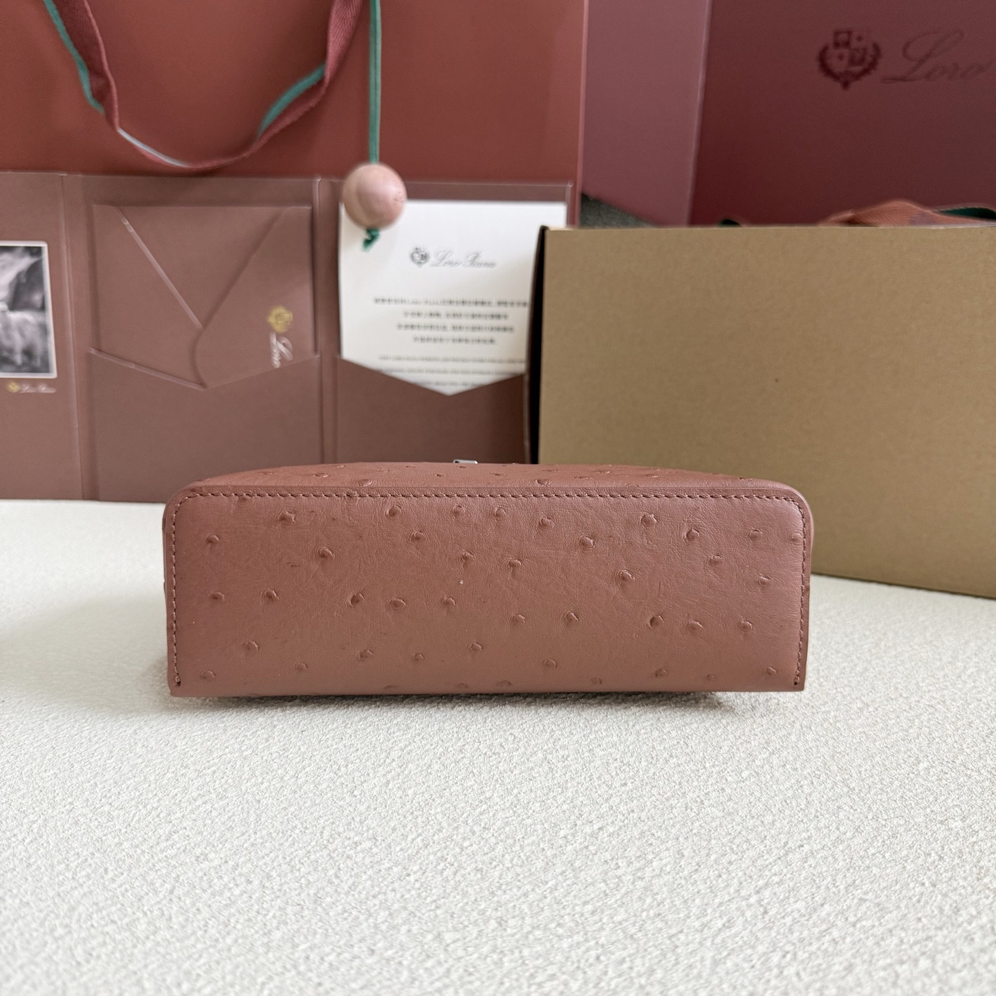 L0r0 P1ana Extra Pocket L19 Ostrich-grained Leather 11 x 19 x 6.5 cm