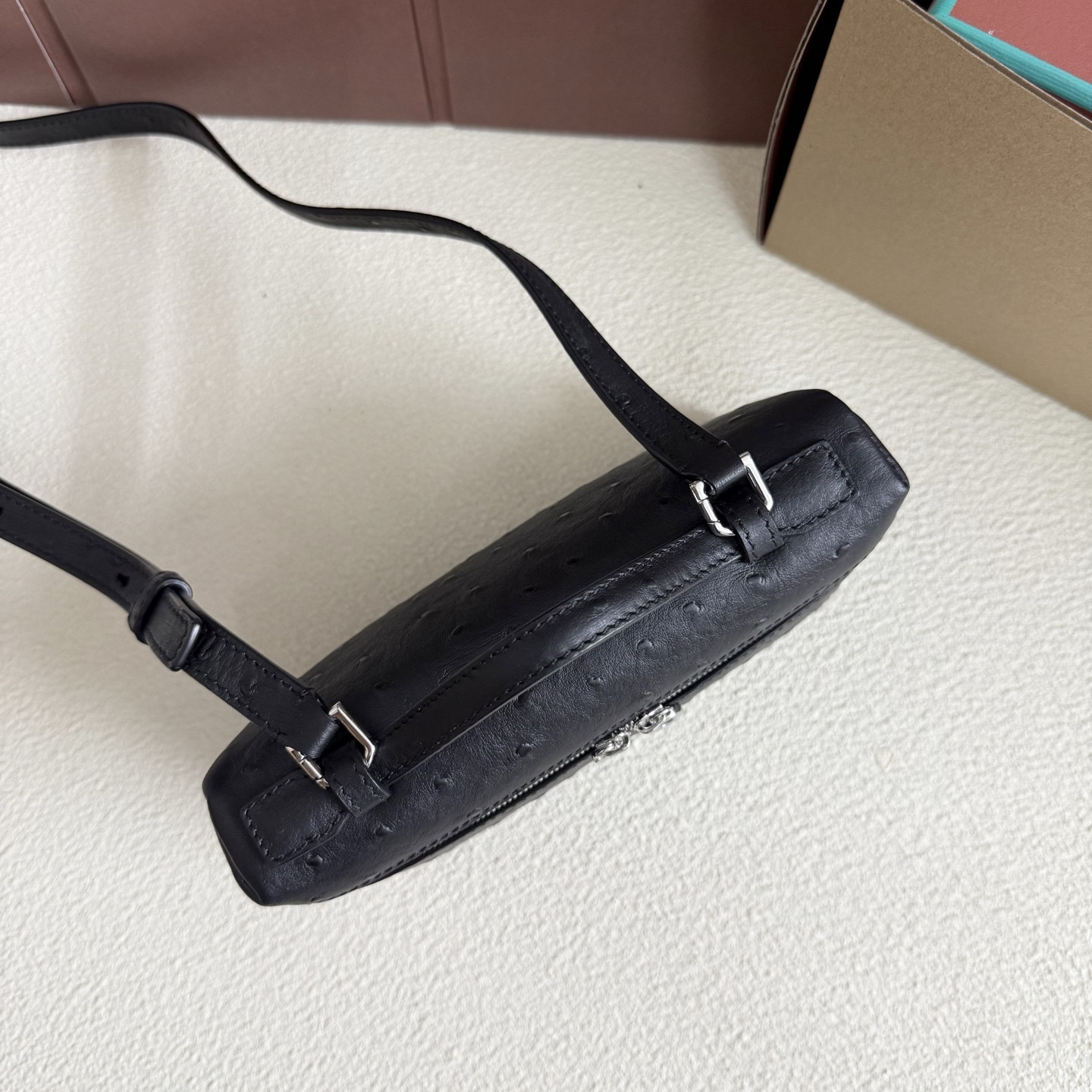 L0r0 P1ana Extra Pocket L19 Ostrich-grained Leather 11 x 19 x 6.5 cm