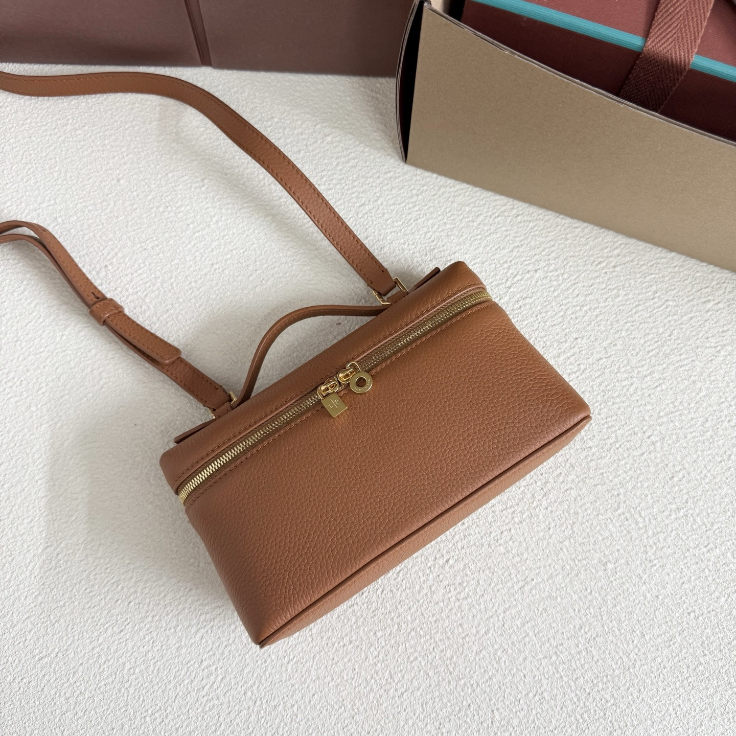 L0r0 P1ana Extra Pocket L19 Grained Calfskin 11 x 19 x 6.5 cm