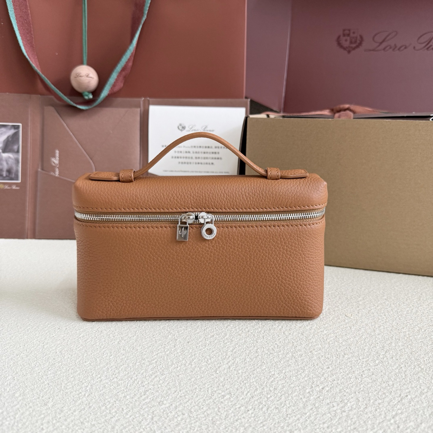 L0r0 P1ana Extra Pocket L19 Grained Calfskin 11 x 19 x 6.5 cm