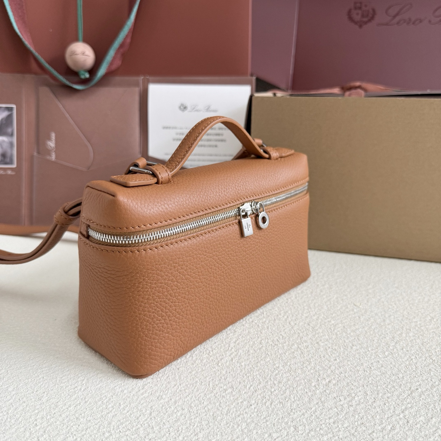 L0r0 P1ana Extra Pocket L19 Grained Calfskin 11 x 19 x 6.5 cm