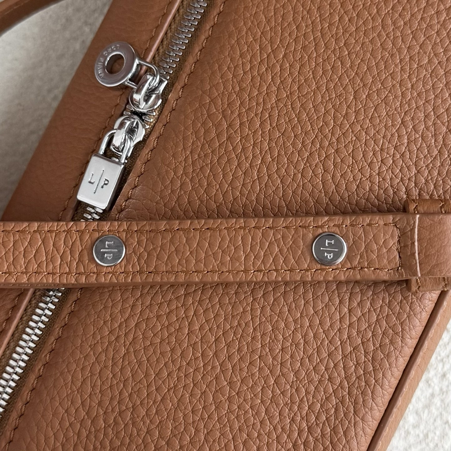 L0r0 P1ana Extra Pocket L19 Grained Calfskin 11 x 19 x 6.5 cm