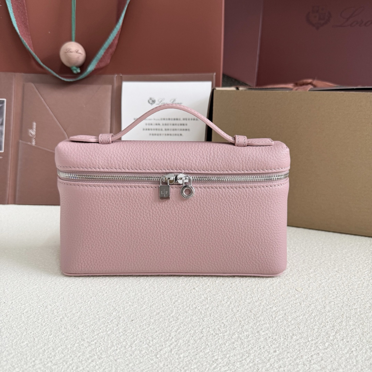 L0r0 P1ana Extra Pocket L19 Grained Calfskin 11 x 19 x 6.5 cm