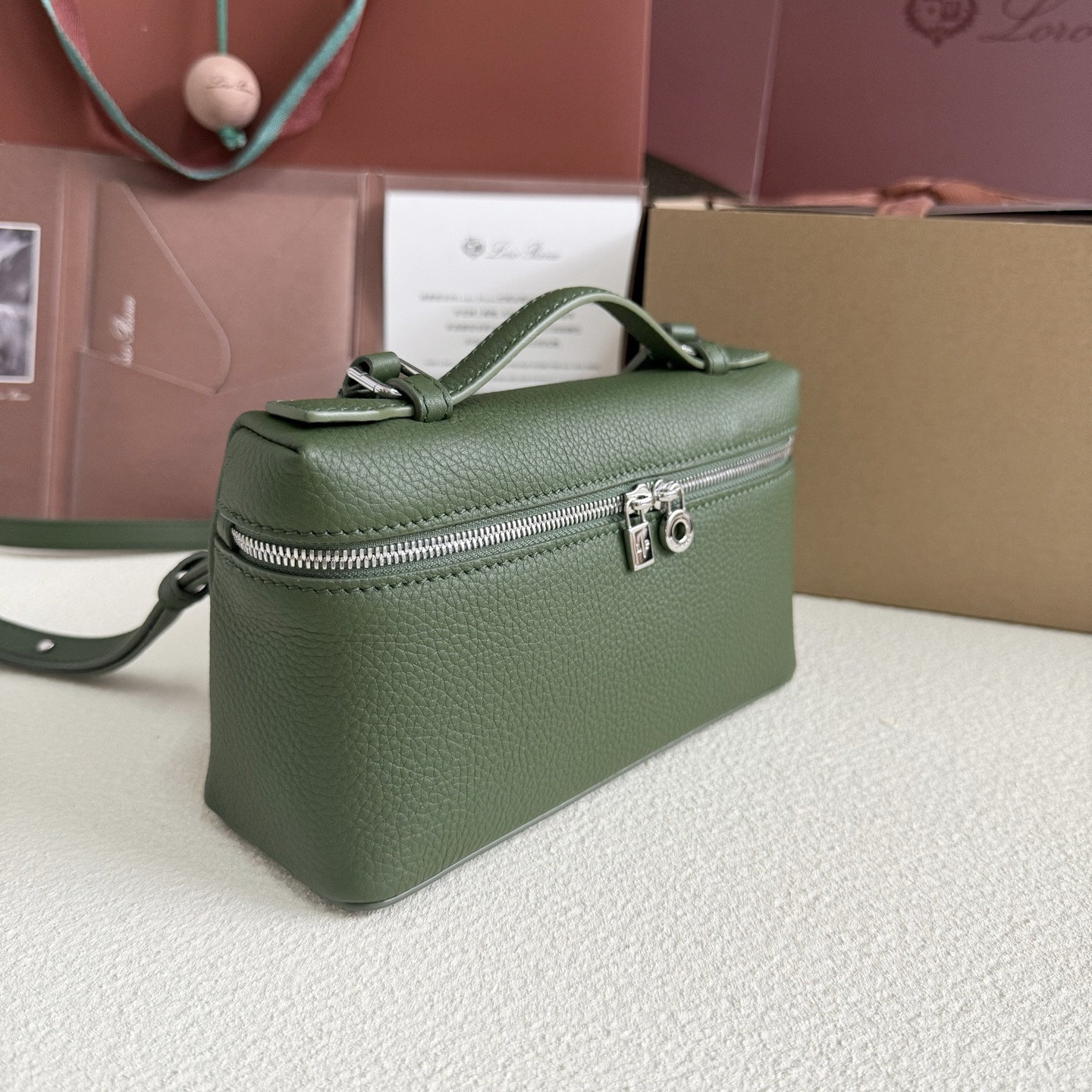 L0r0 P1ana Extra Pocket L19 Grained Calfskin 11 x 19 x 6.5 cm