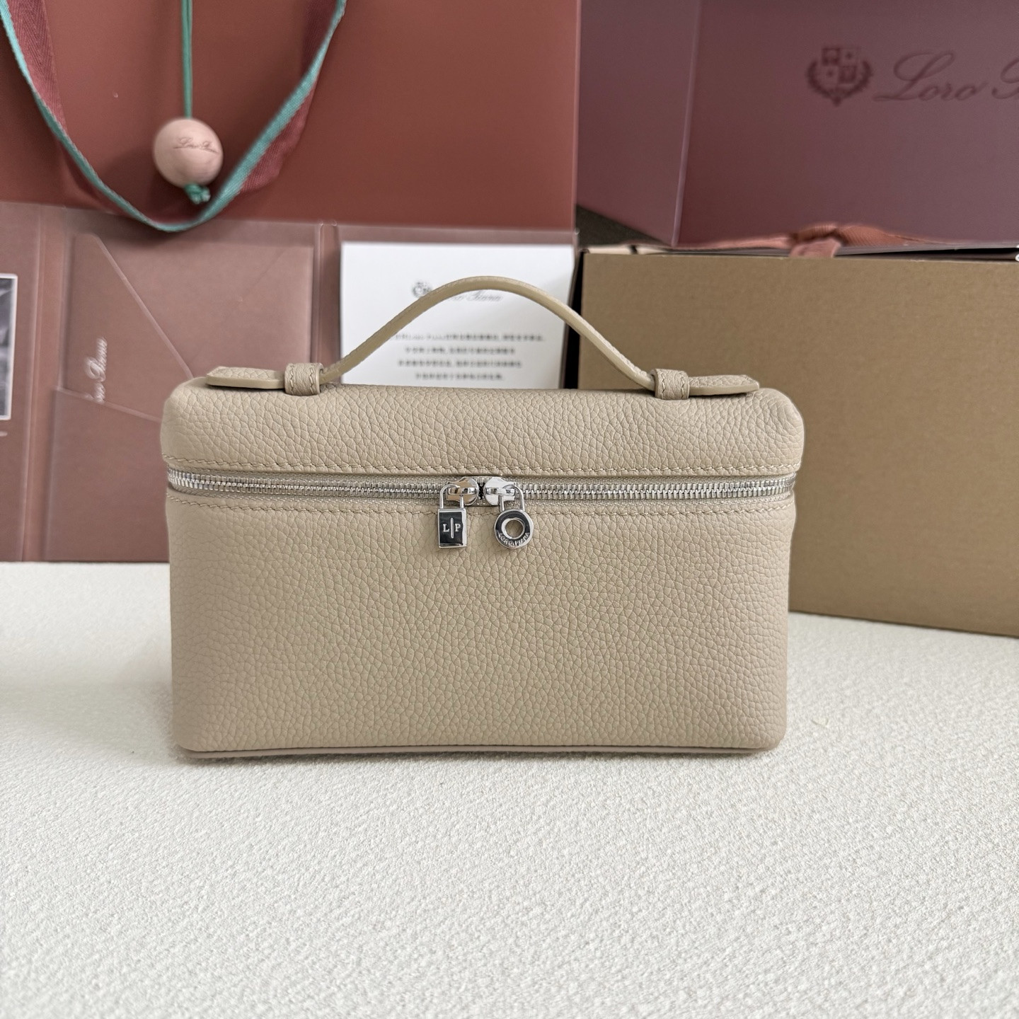 L0r0 P1ana Extra Pocket L19 Grained Calfskin 11 x 19 x 6.5 cm