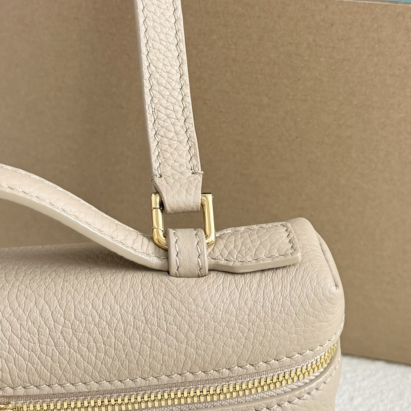 L0r0 P1ana Extra Pocket L19 Grained Calfskin 11 x 19 x 6.5 cm