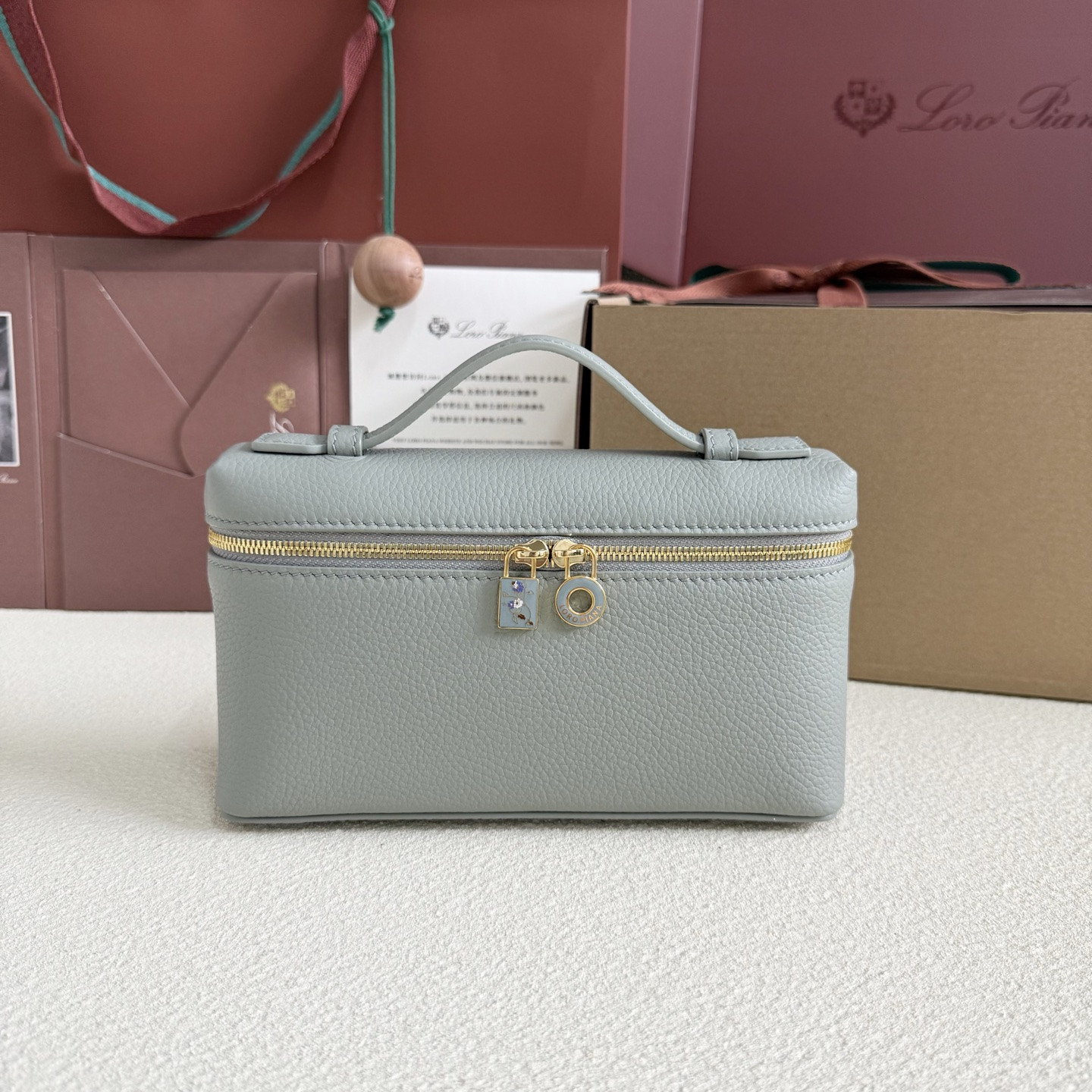 L0r0 P1ana Extra Pocket L19 Grained Calfskin 11 x 19 x 6.5 cm