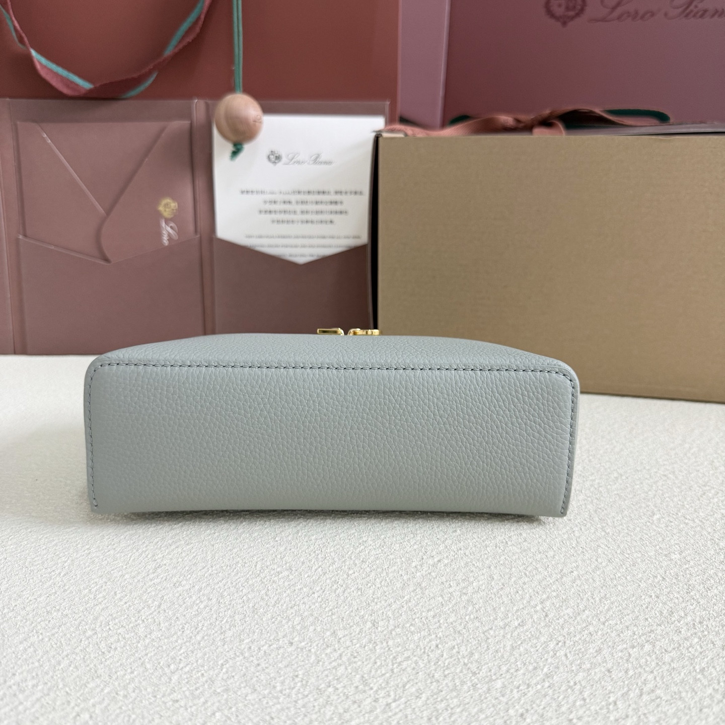 L0r0 P1ana Extra Pocket L19 Grained Calfskin 11 x 19 x 6.5 cm