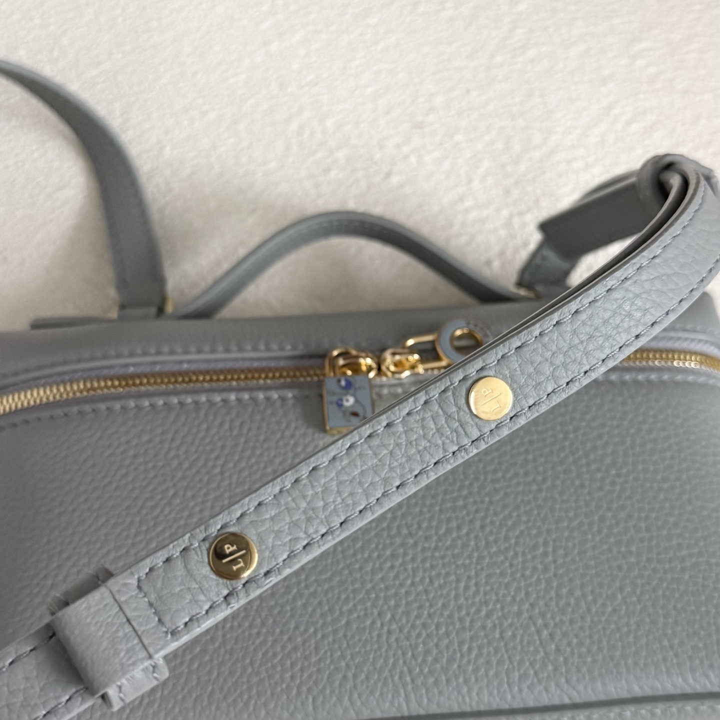 L0r0 P1ana Extra Pocket L19 Grained Calfskin 11 x 19 x 6.5 cm