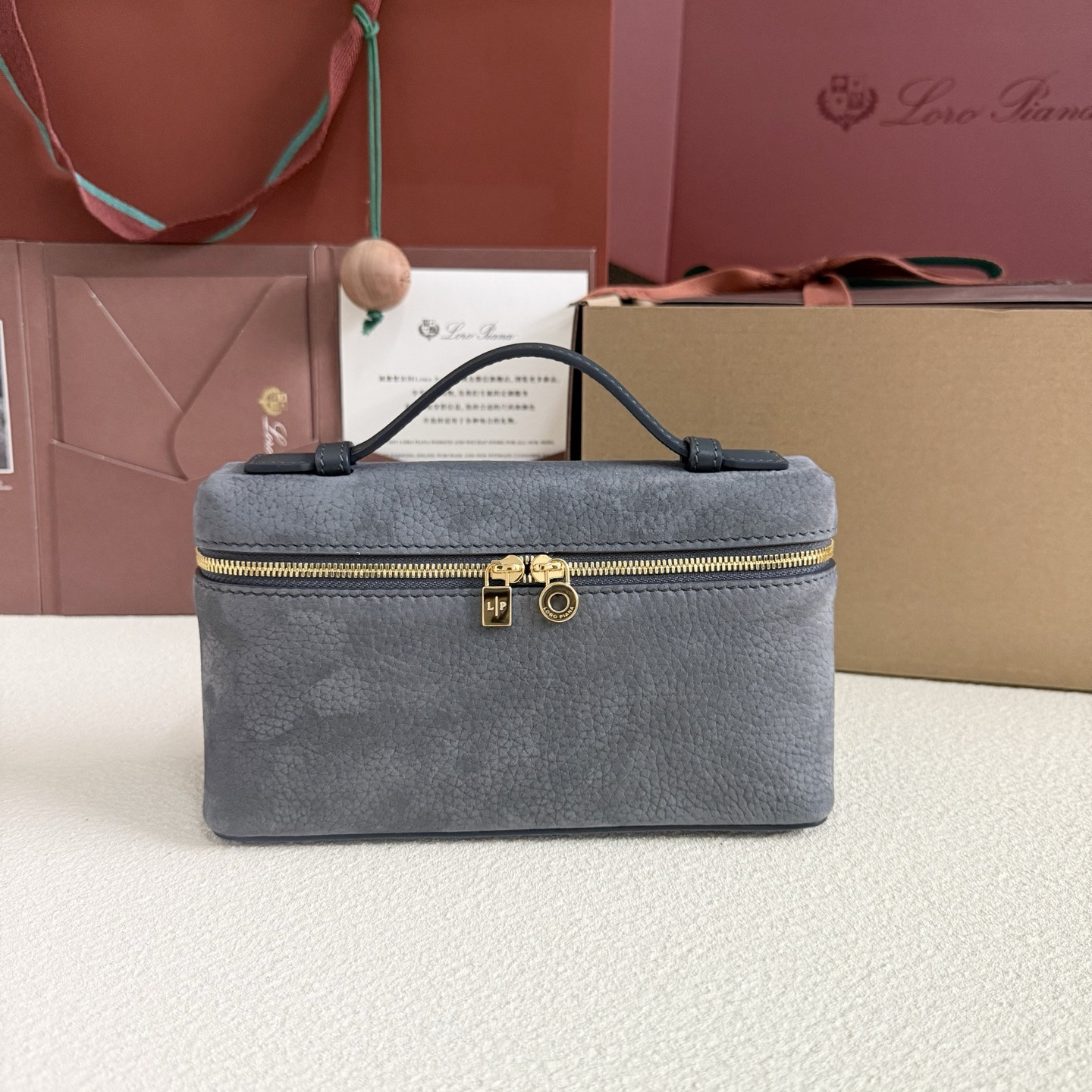 L0r0 P1ana Extra Pocket L19 Grained Calfskin 11 x 19 x 6.5 cm