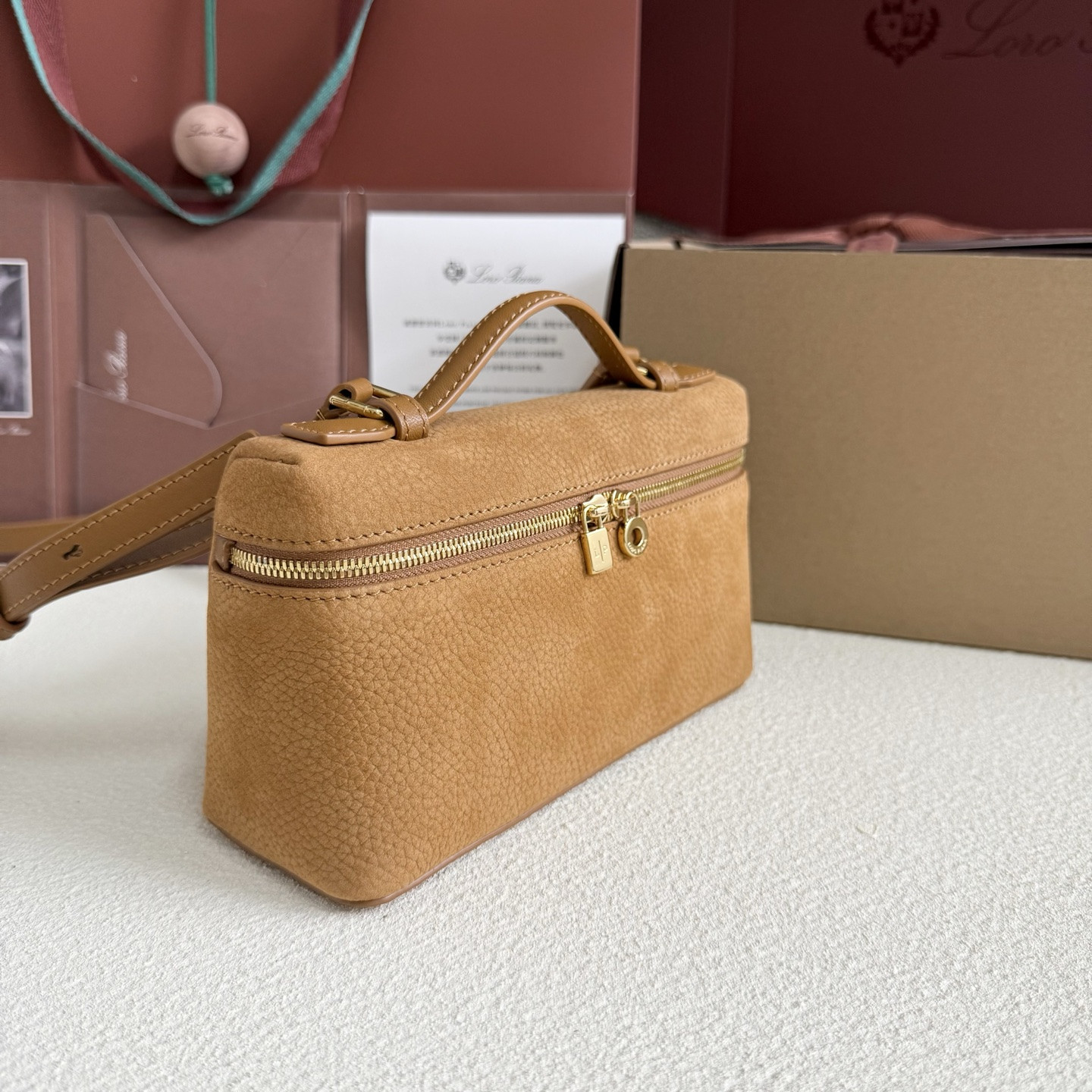 L0r0 P1ana Extra Pocket L19 Grained Calfskin 11 x 19 x 6.5 cm