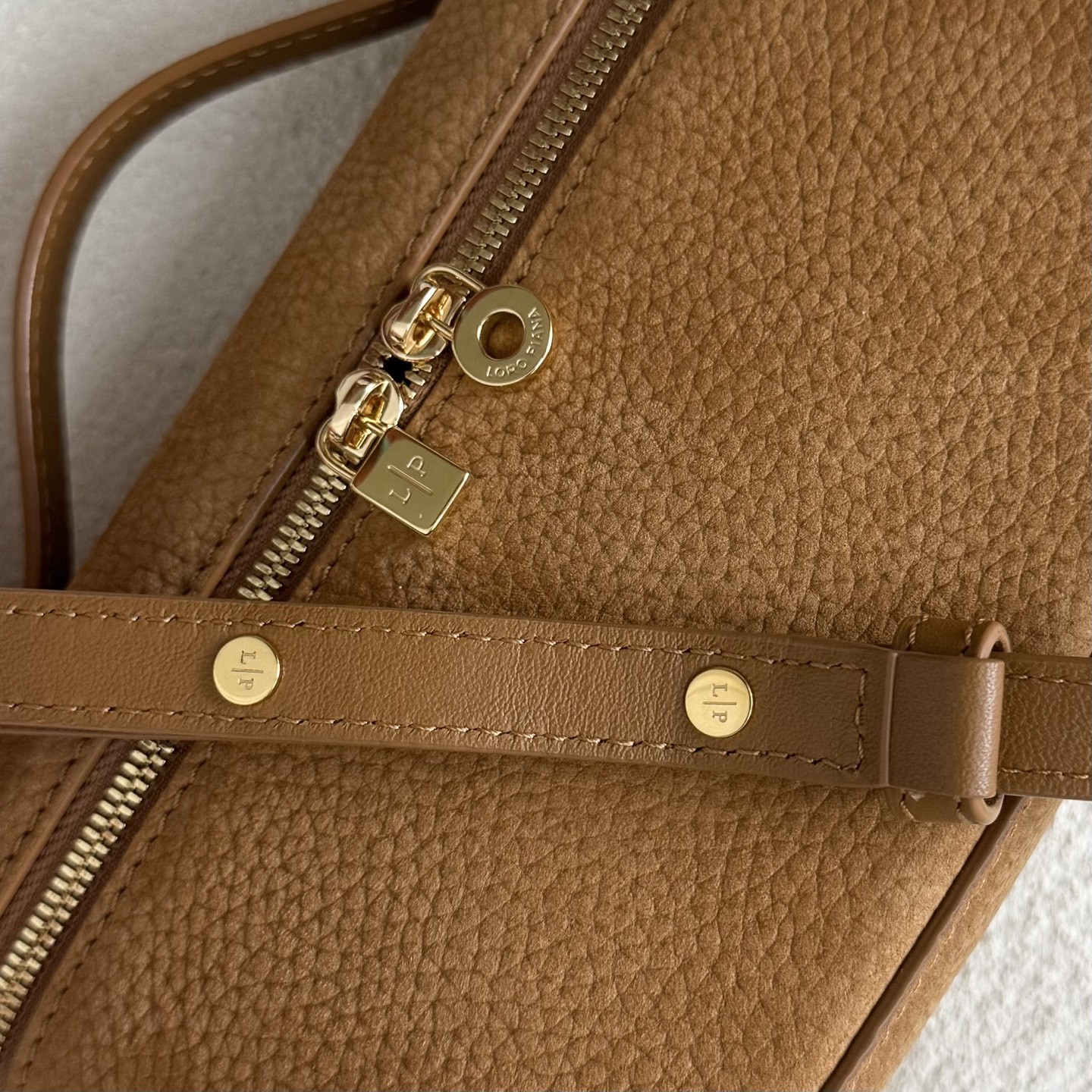 L0r0 P1ana Extra Pocket L19 Grained Calfskin 11 x 19 x 6.5 cm