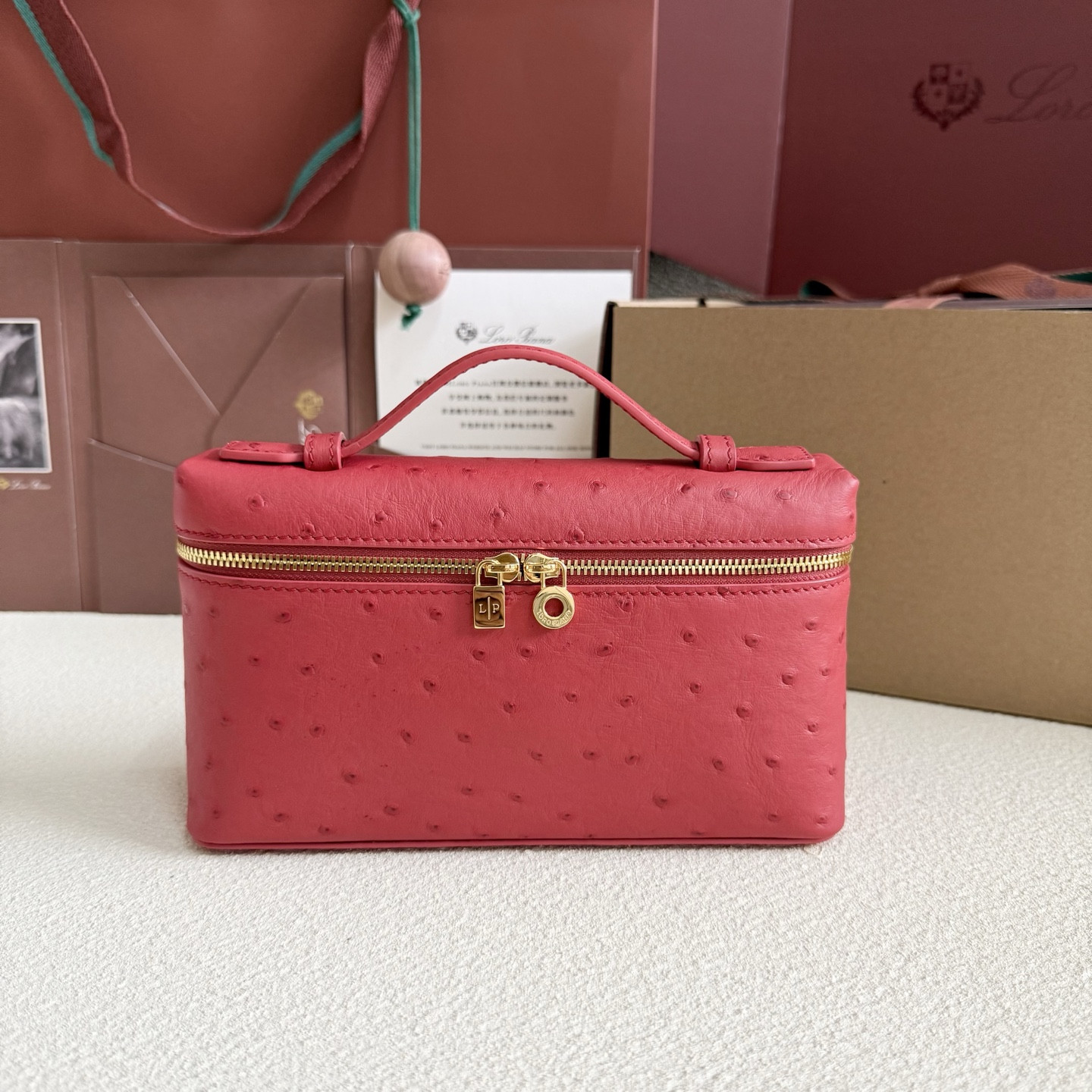 L0r0 P1ana Extra Pocket L19 Ostrich-grained Leather 11 x 19 x 6.5 cm