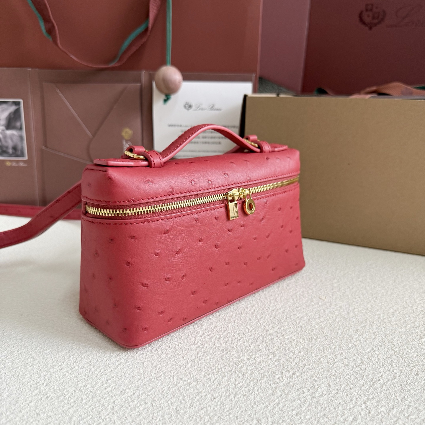 L0r0 P1ana Extra Pocket L19 Ostrich-grained Leather 11 x 19 x 6.5 cm