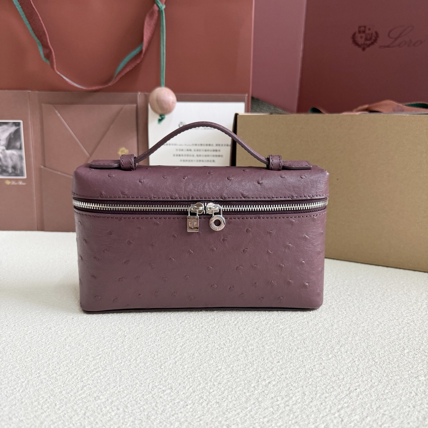 L0r0 P1ana Extra Pocket L19 Ostrich-grained Leather 11 x 19 x 6.5 cm