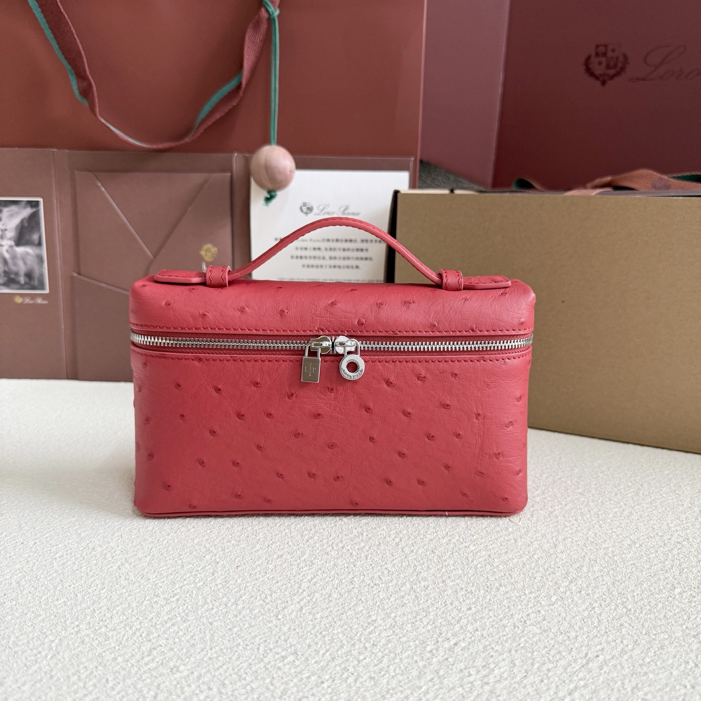 L0r0 P1ana Extra Pocket L19 Ostrich-grained Leather 11 x 19 x 6.5 cm