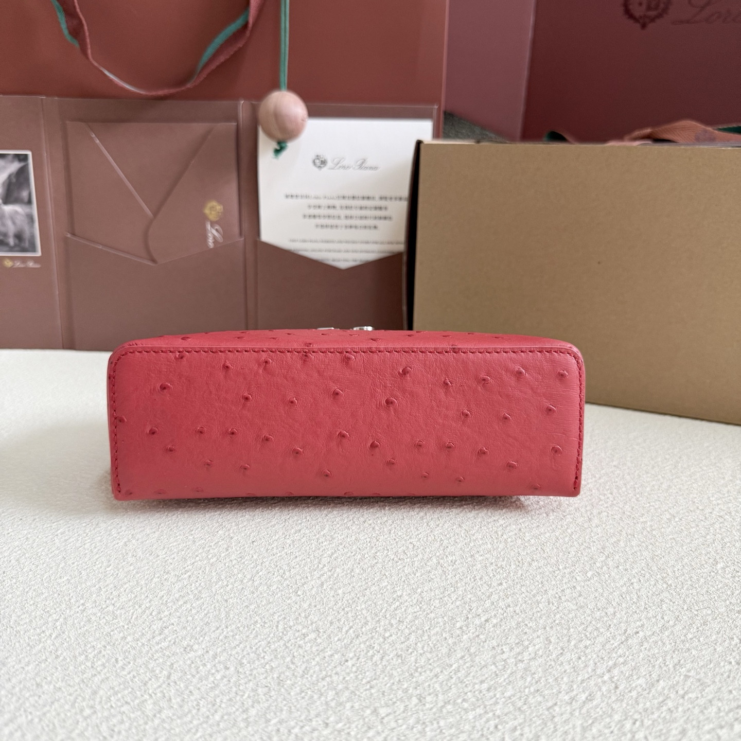 L0r0 P1ana Extra Pocket L19 Ostrich-grained Leather 11 x 19 x 6.5 cm