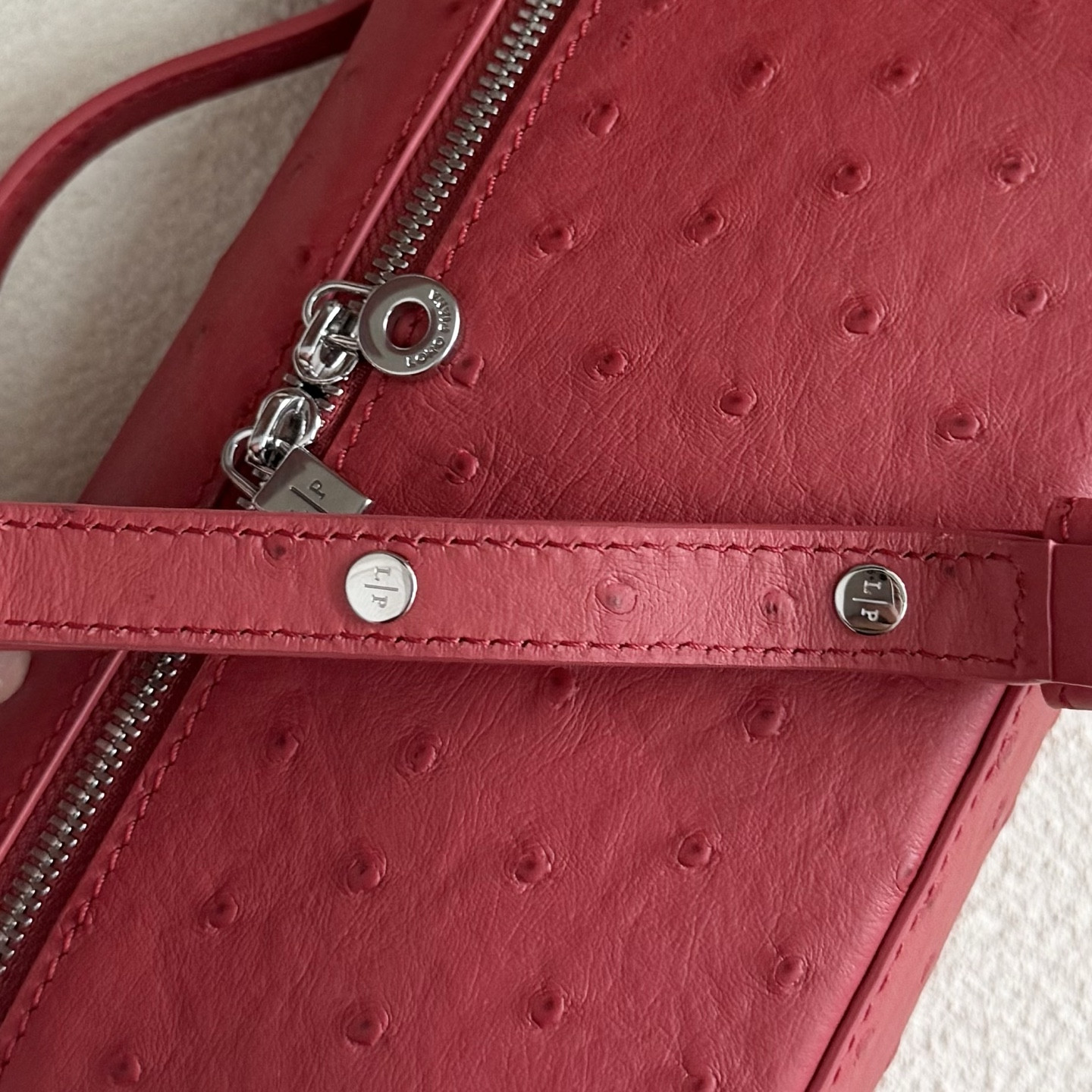 L0r0 P1ana Extra Pocket L19 Ostrich-grained Leather 11 x 19 x 6.5 cm