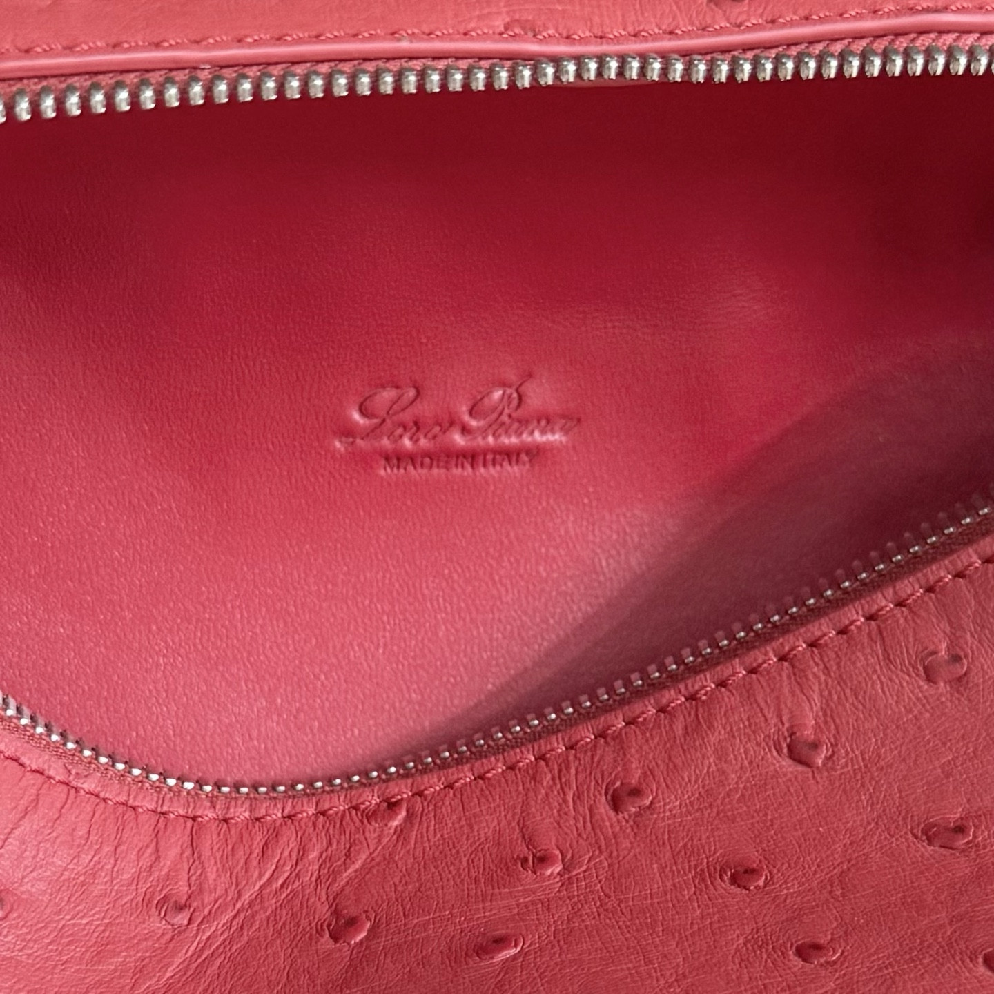 L0r0 P1ana Extra Pocket L19 Ostrich-grained Leather 11 x 19 x 6.5 cm