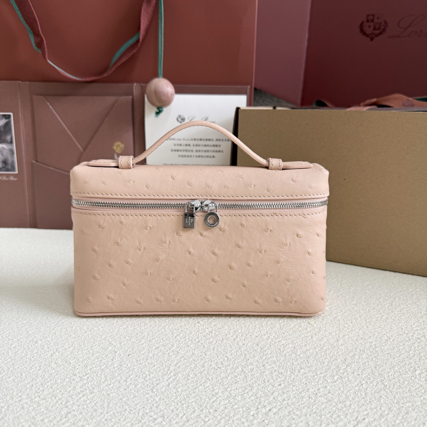 L0r0 P1ana Extra Pocket L19 Ostrich-grained Leather 11 x 19 x 6.5 cm