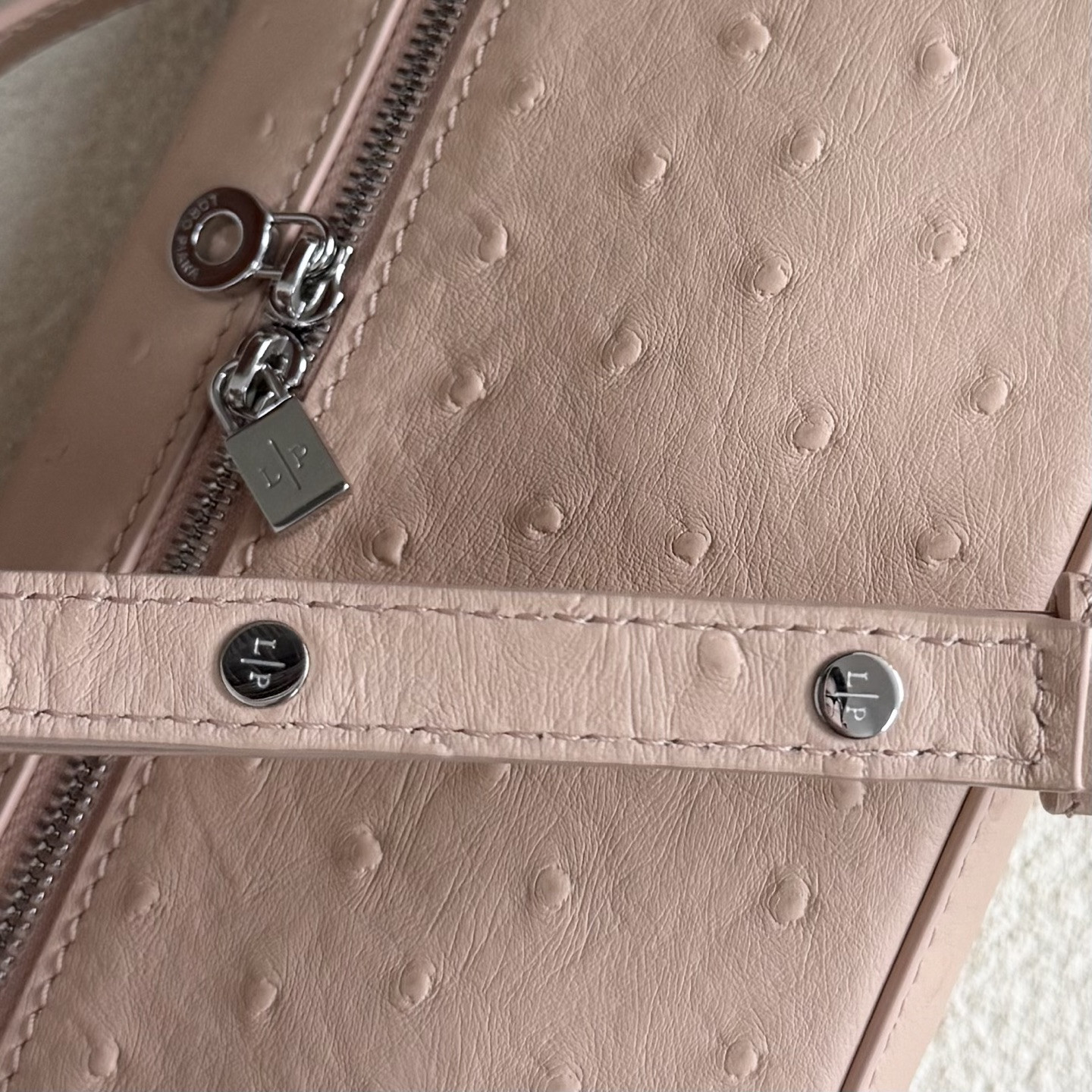 L0r0 P1ana Extra Pocket L19 Ostrich-grained Leather 11 x 19 x 6.5 cm