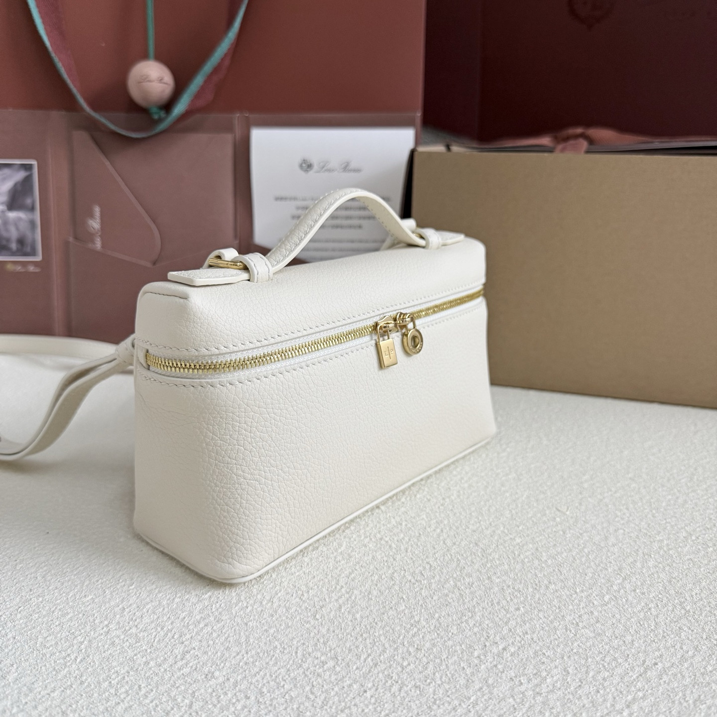 L0r0 P1ana Extra Pocket L19 Grained Calfskin 11 x 19 x 6.5 cm