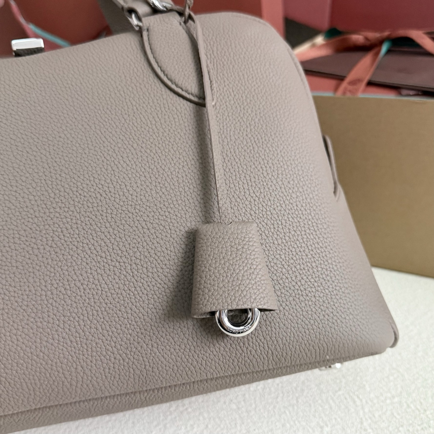 L0r0 P1ana Needle 38x22x16cm