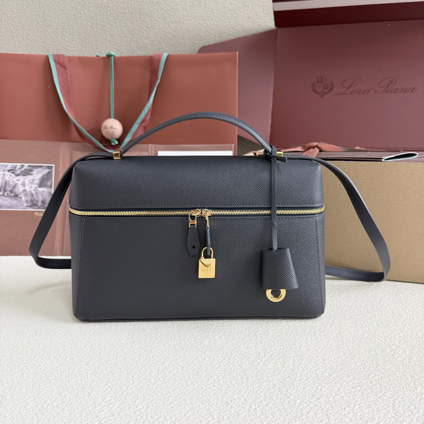 L0r0 P1ana Extra Pocket L27 Calfskin 16x27x10cm