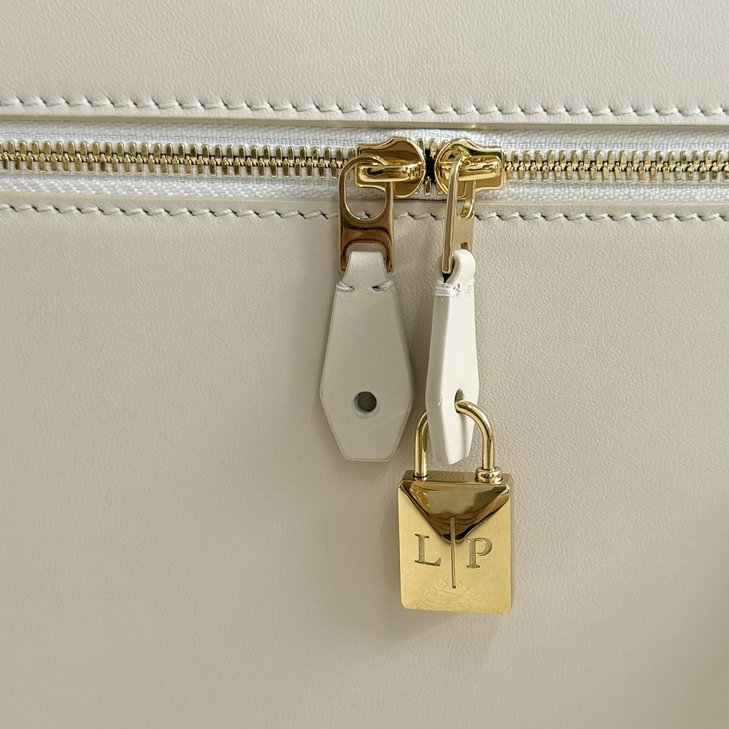 L0r0 P1ana Extra Pocket L27 Calfskin 16x27x10cm