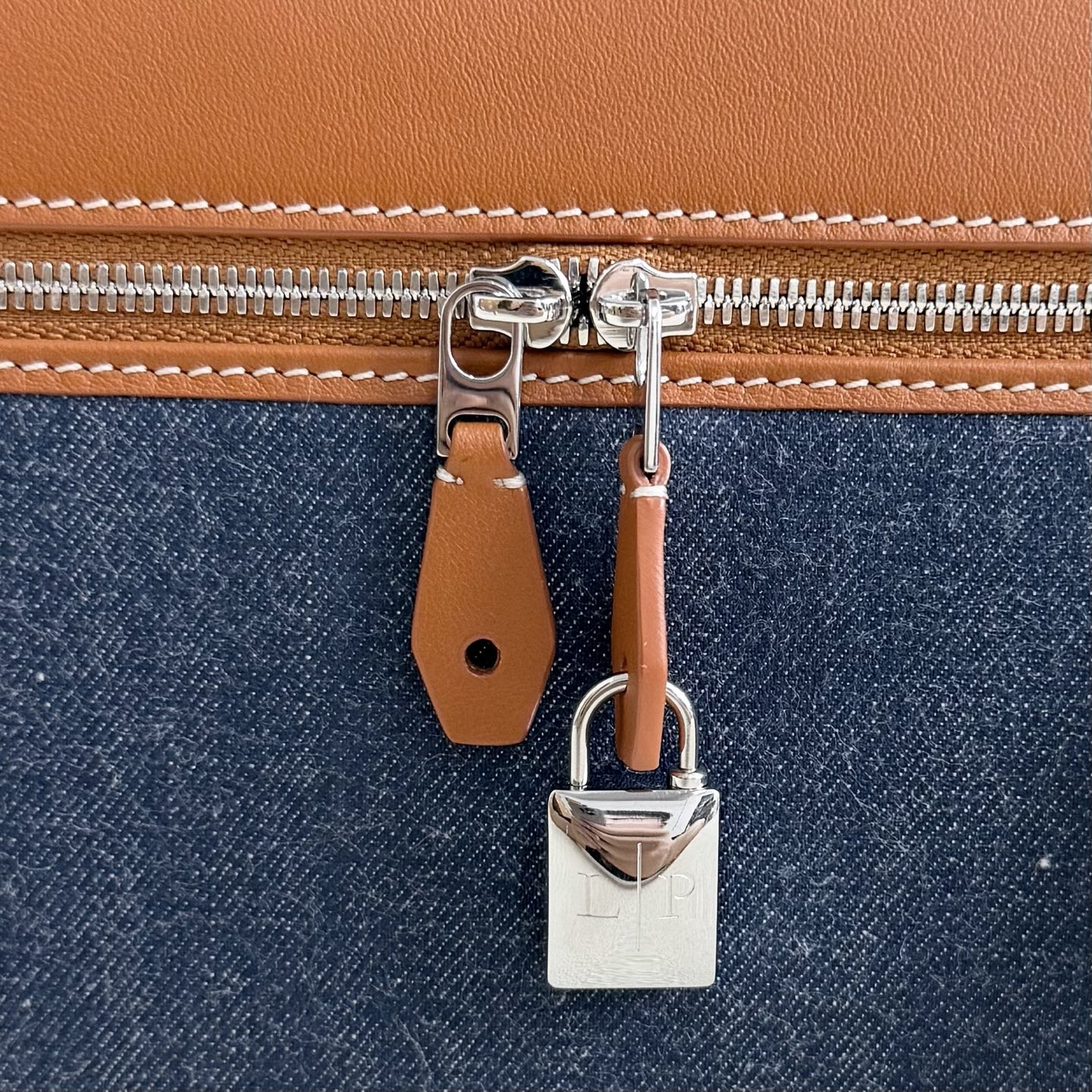 L0r0 P1ana Extra Pocket L27 16x27x10cm