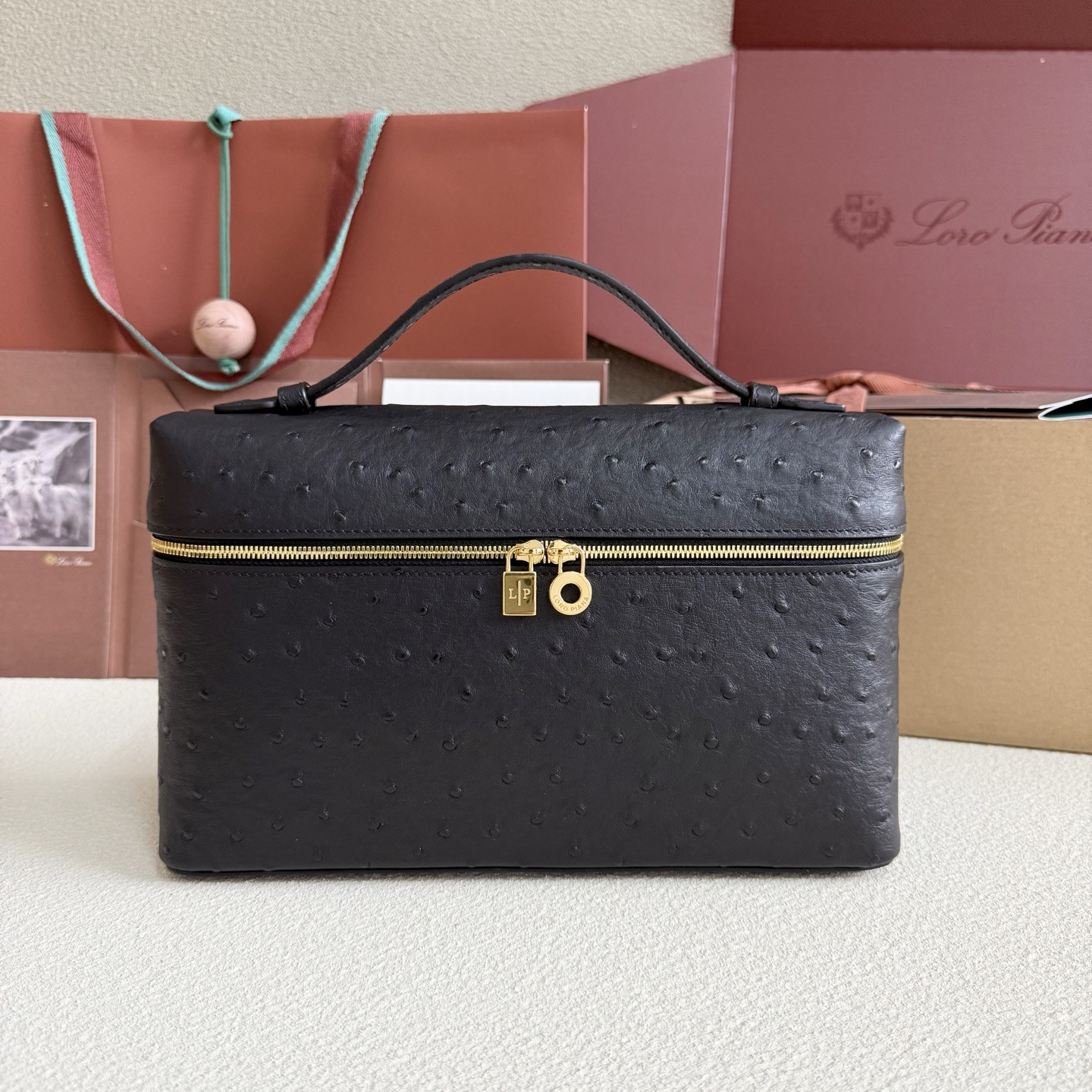 L0r0 P1ana Extra Pocket L27 Ostrich-grained Leather 16x27x10cm