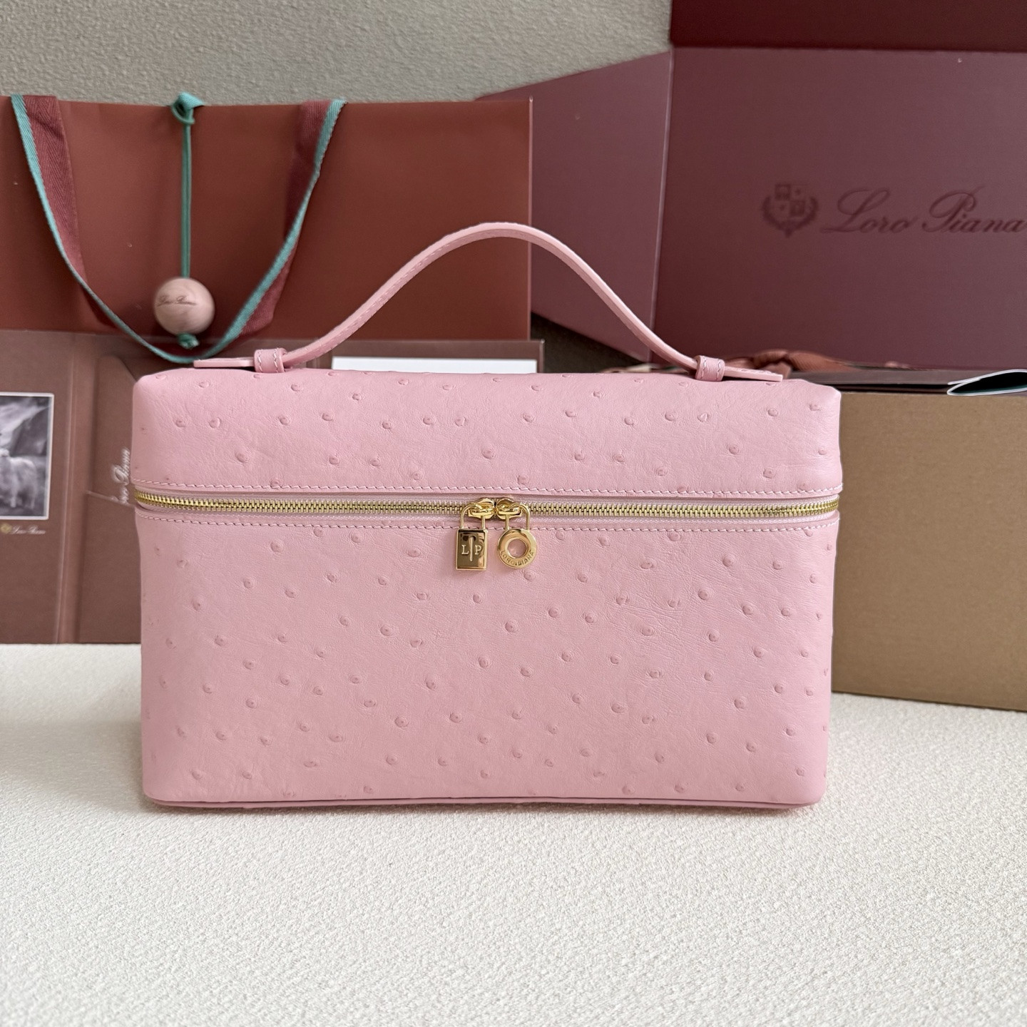 L0r0 P1ana Extra Pocket L27 Ostrich-grained Leather 16x27x10cm