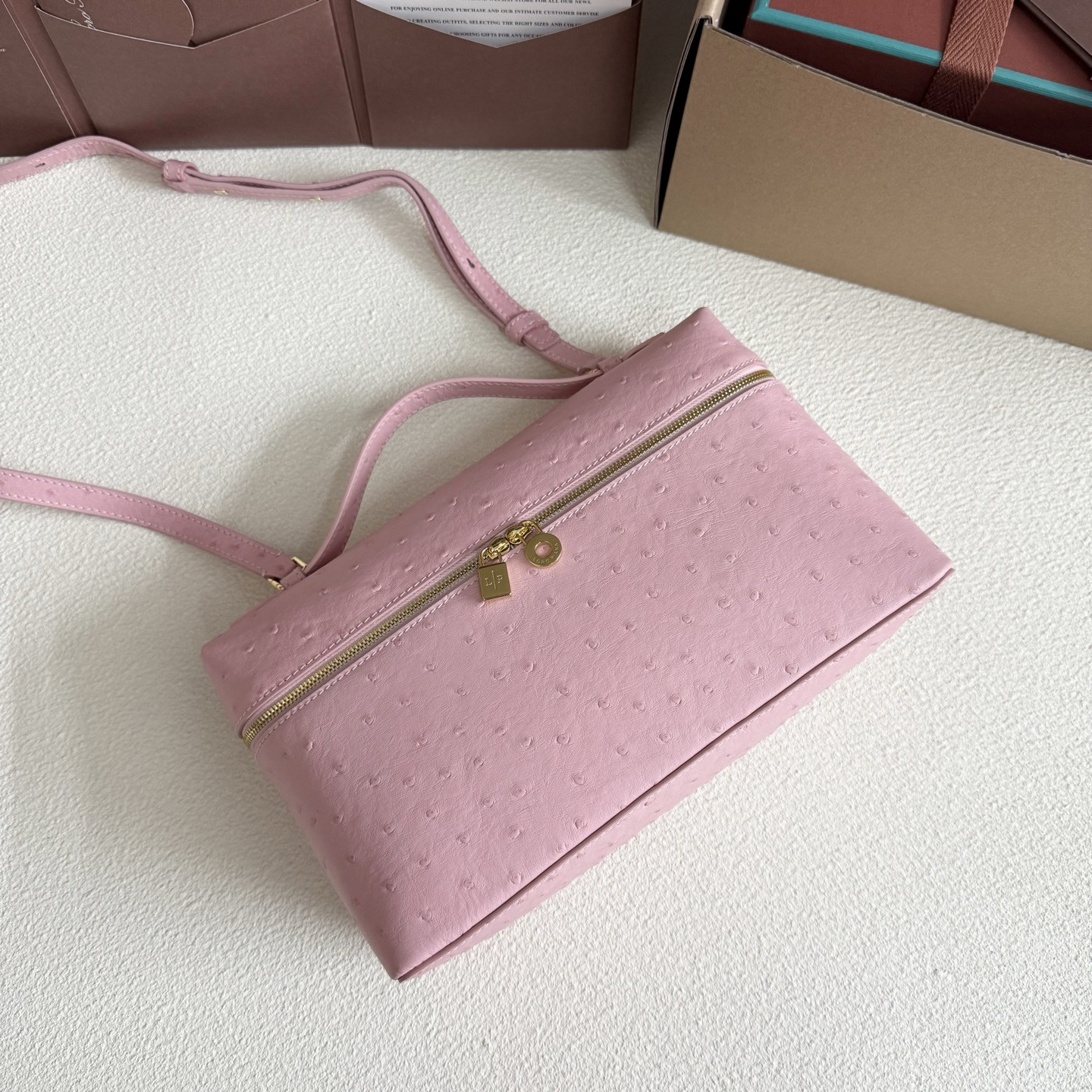 L0r0 P1ana Extra Pocket L27 Ostrich-grained Leather 16x27x10cm