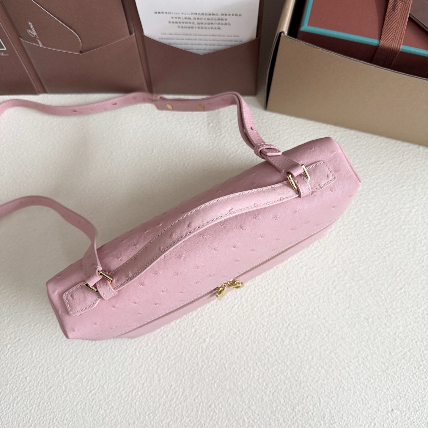 L0r0 P1ana Extra Pocket L27 Ostrich-grained Leather 16x27x10cm